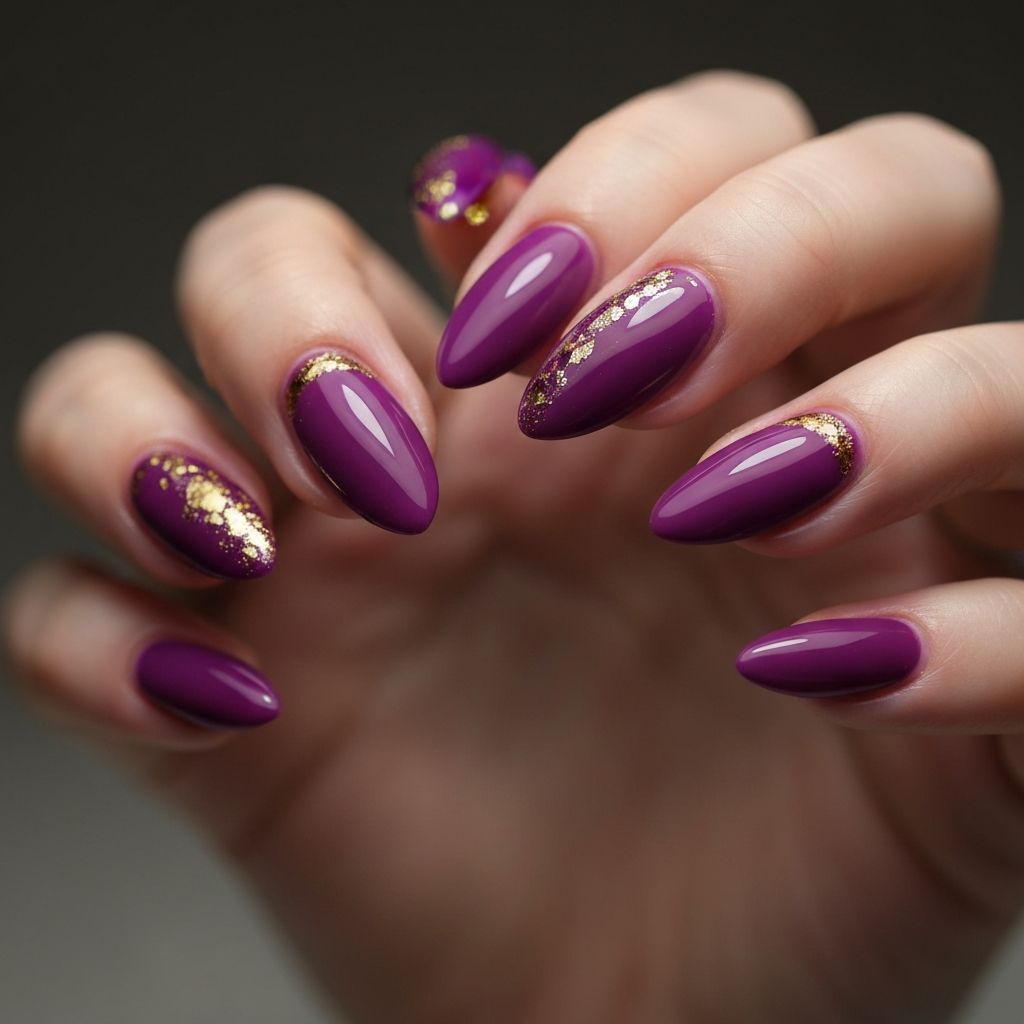 Uñas almendra moradas con acentos dorados