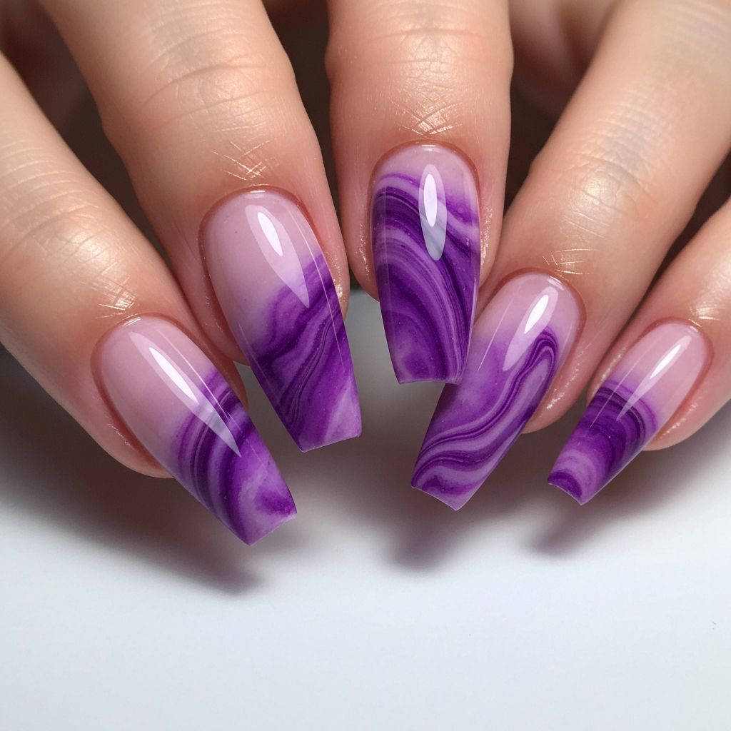 Uñas coffin diseño mármol morado elegante