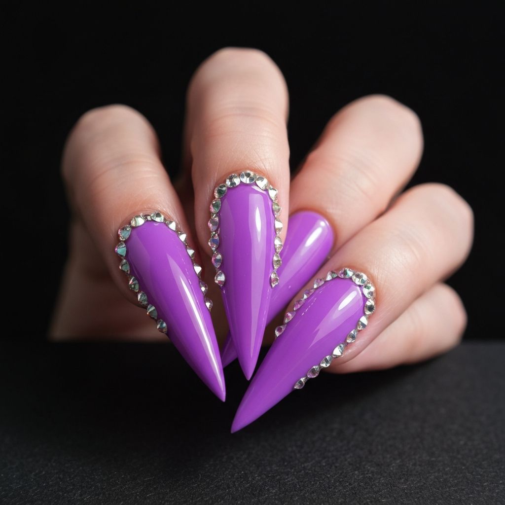 Uñas stiletto moradas con gemas de lujo